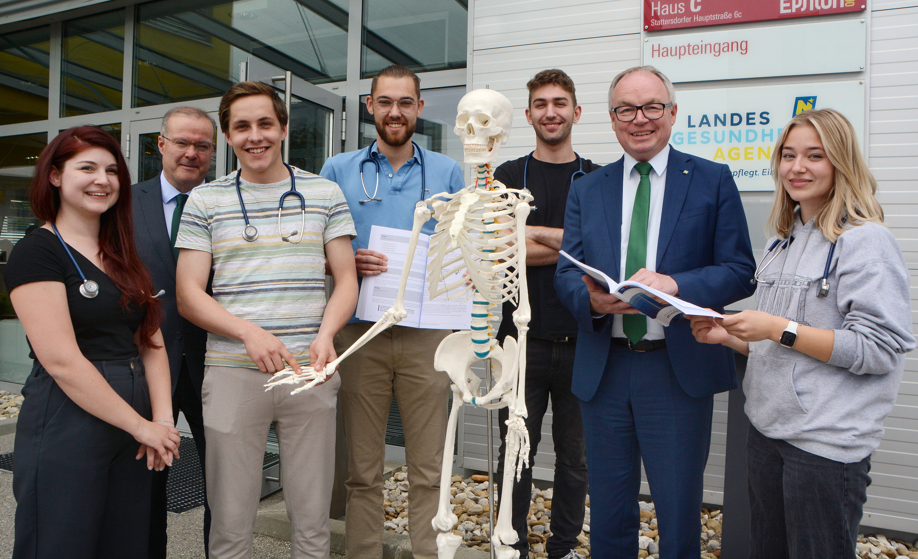 LH-Stellvertreter Pernkopf und Andreas Achatz mit angehenden Medizin-StudentInnen