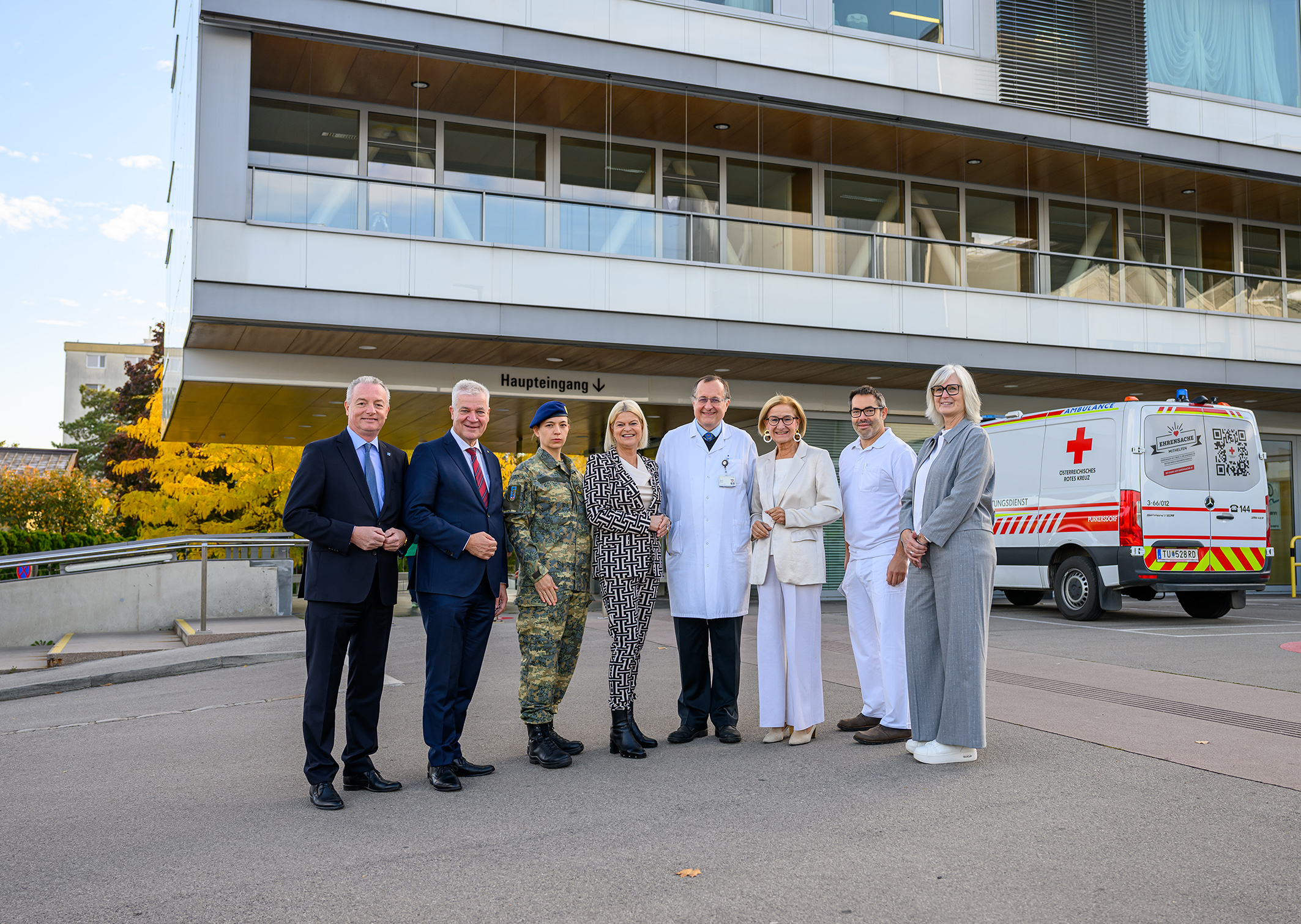 Heeresärztin mit LGA-Vorstand und Politik vor dem UK Tulln